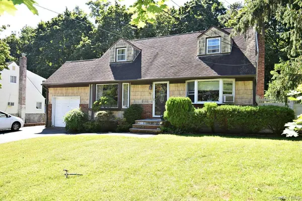 90 Cornell DR, Smithtown, NY 11787