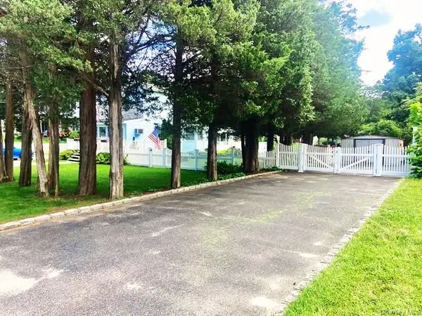 32 Pine ST, Selden, NY 11784