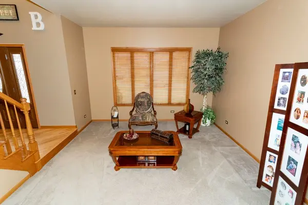 902 Somerset DR, Carol Stream, IL 60188