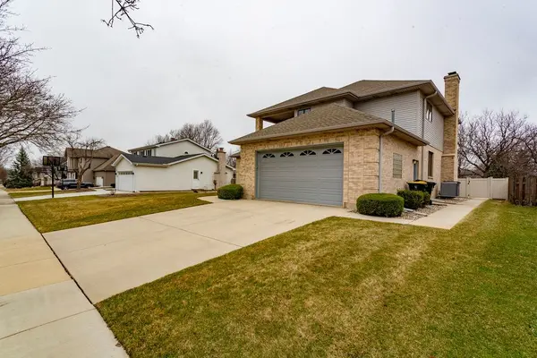 902 Somerset DR, Carol Stream, IL 60188