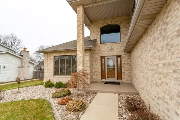 902 Somerset DR, Carol Stream, IL 60188