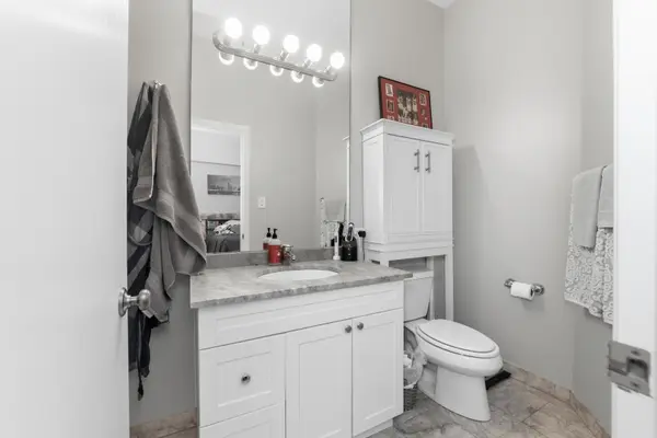 954 W Cuyler AVE #1E, Chicago, IL 60613