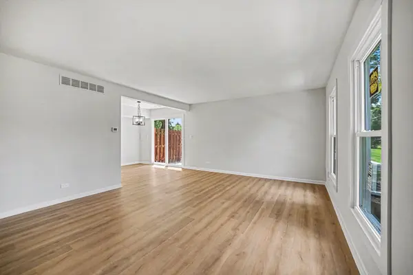 1801 Jamestown CIR, Hoffman Estates, IL 60169