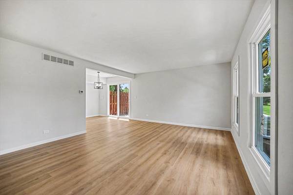 1801 Jamestown CIR, Hoffman Estates, IL 60169