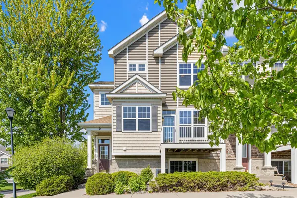 1802 Colonial LN #1, Chanhassen, MN 55317