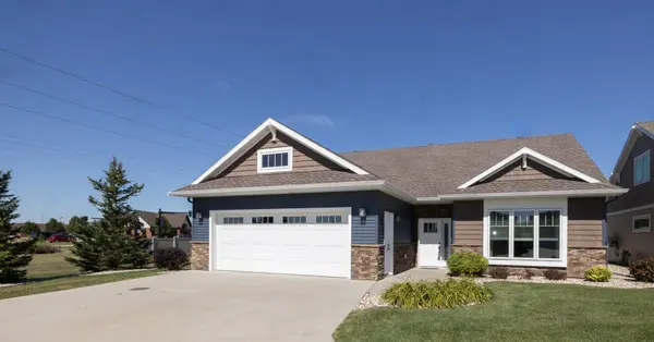 4273 Coventry DR S #E, Fargo, ND 58104