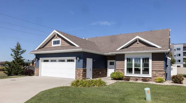 4273 Coventry DR S #E, Fargo, ND 58104