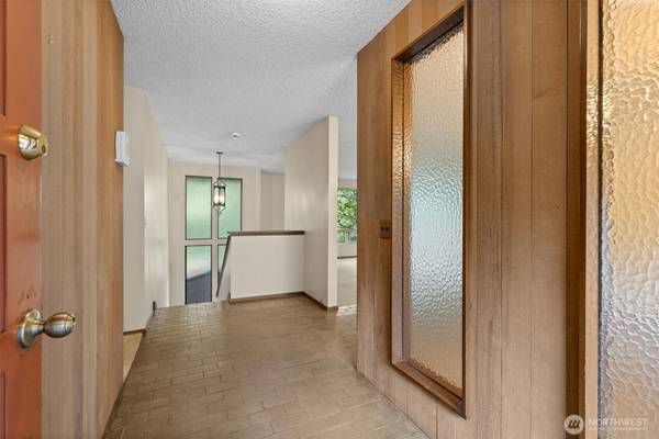 3322 102nd AVE NE, Bellevue, WA 98004