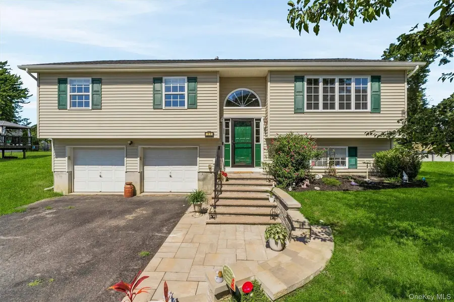 17 Princeton DR, Walden, NY 12586