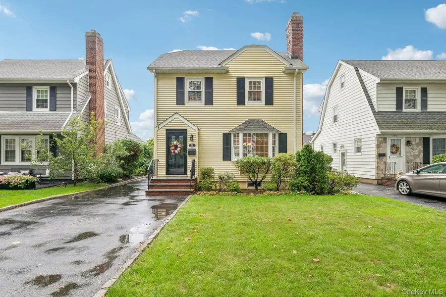 32 Cambridge AVE, Garden City, NY 11530