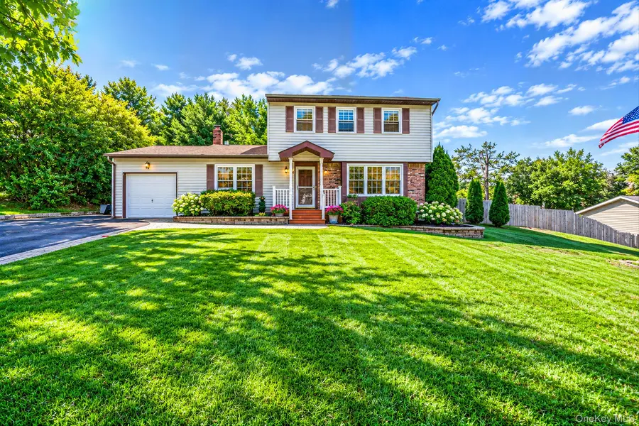 4 Rolling Hills DR, Ridge, NY 11961