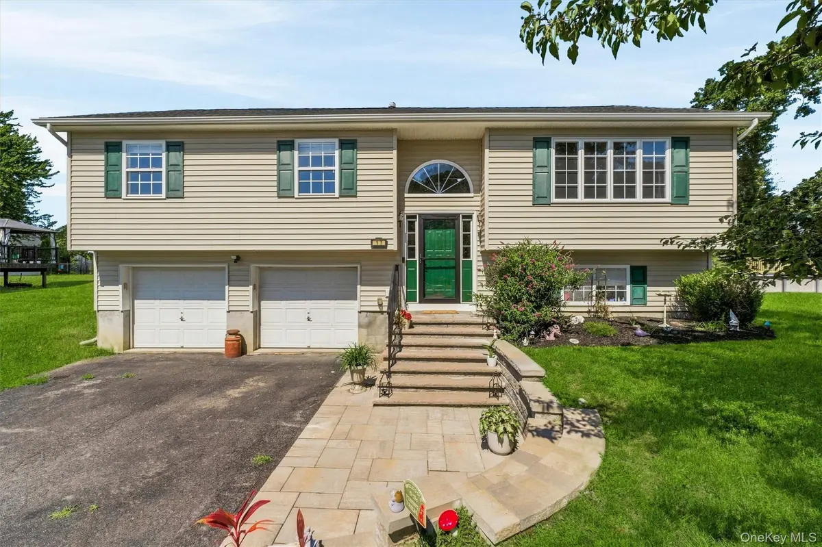 17 Princeton DR, Walden, NY 12586