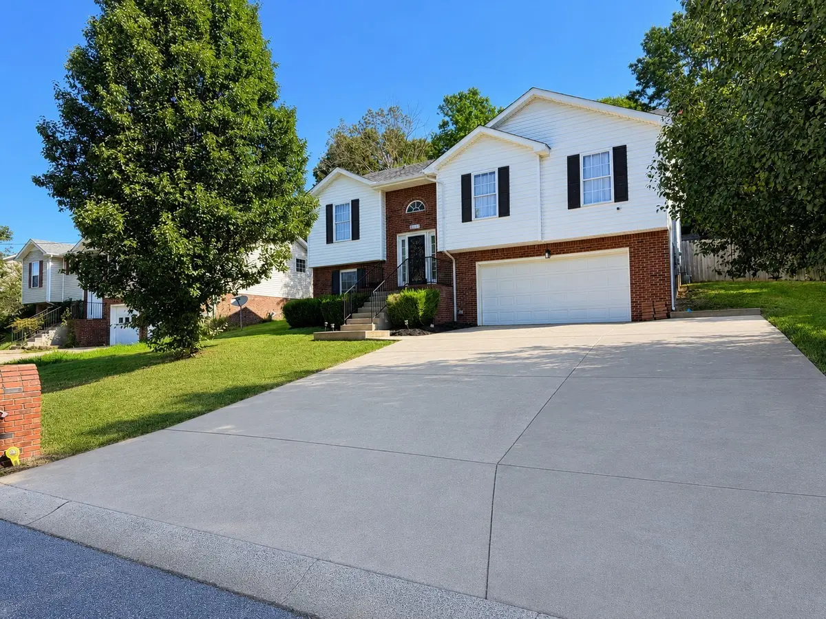 1023 Hedge Apple Dr, Clarksville, TN 37040