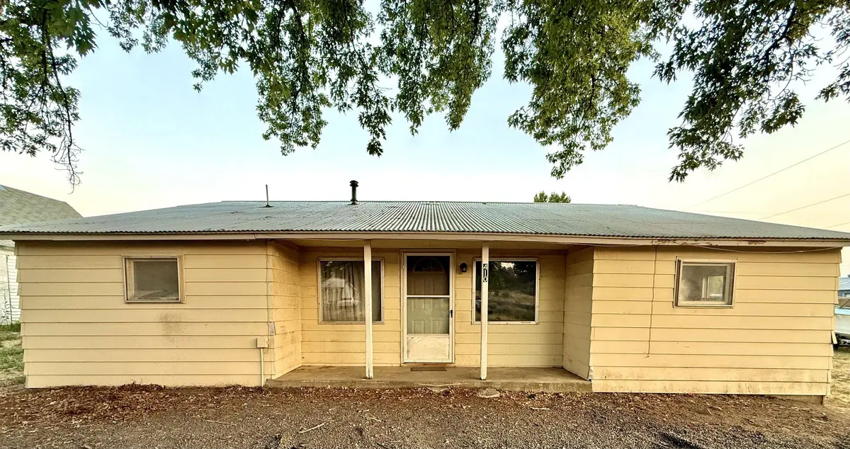 410 W Glover St, Harrington, WA 99134