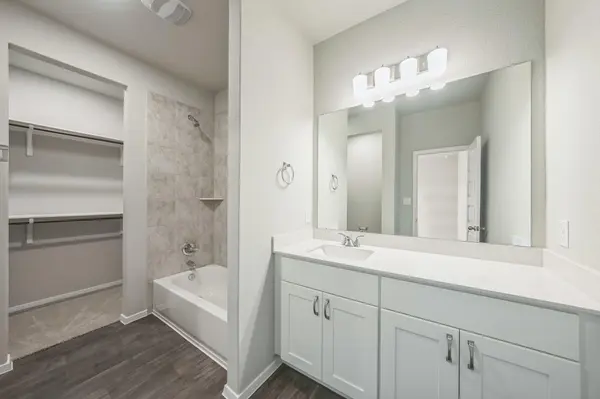 107 Honeybee LN, Elgin, TX 78621