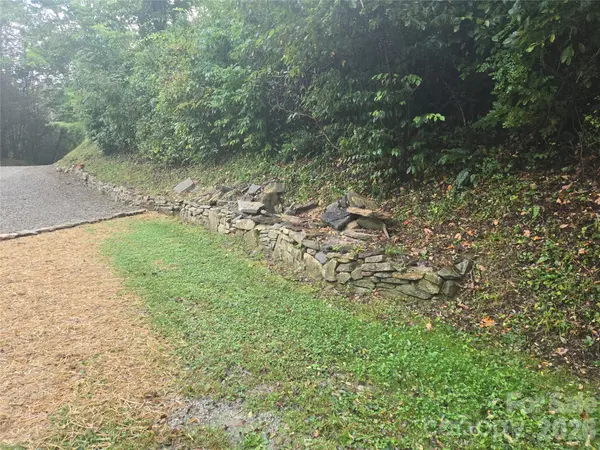 128 Triangle RD, Tuckasegee, NC 28783