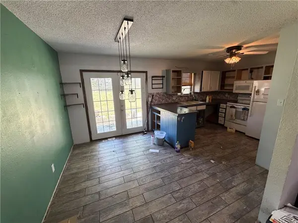 317 Sandstone DR, Blue Springs, MO 64014