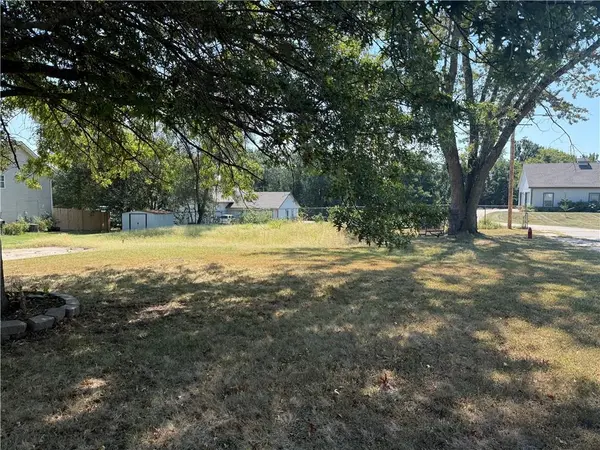 301 10th Ave CIR #N, Greenwood, MO 64034