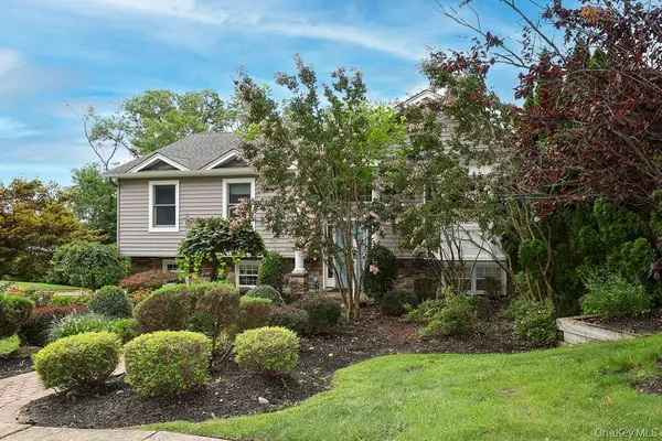 29 Puritan LN, Farmingdale, NY 11735