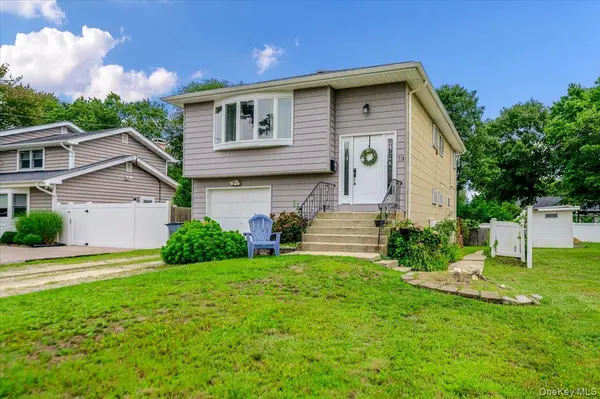 73 Cherokee AVE, West Islip, NY 11795