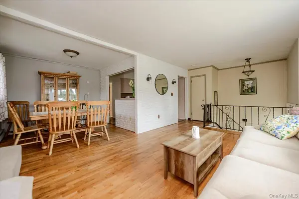 73 Cherokee AVE, West Islip, NY 11795