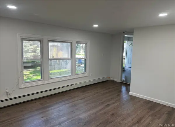 10 Barclay RD, Mastic Beach, NY 11951