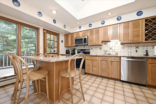 2484 Kayron LN, North Bellmore, NY 11710