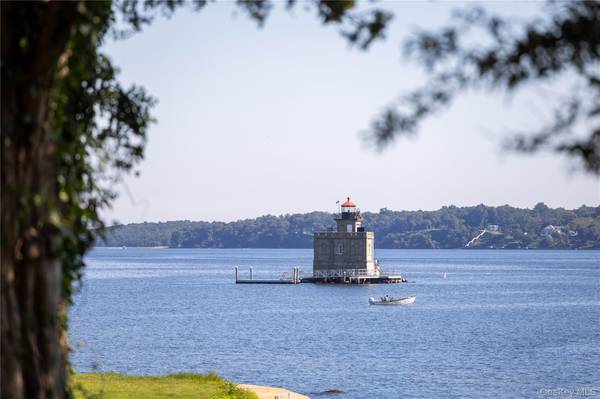 7 Lighthouse PT, Lloyd Harbor, NY 11743