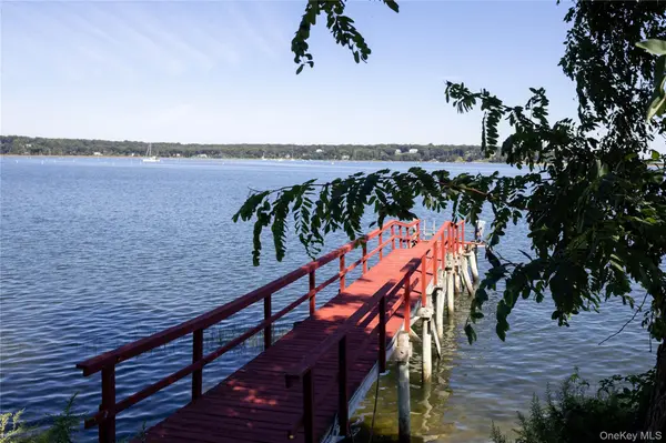 7 Lighthouse PT, Lloyd Harbor, NY 11743