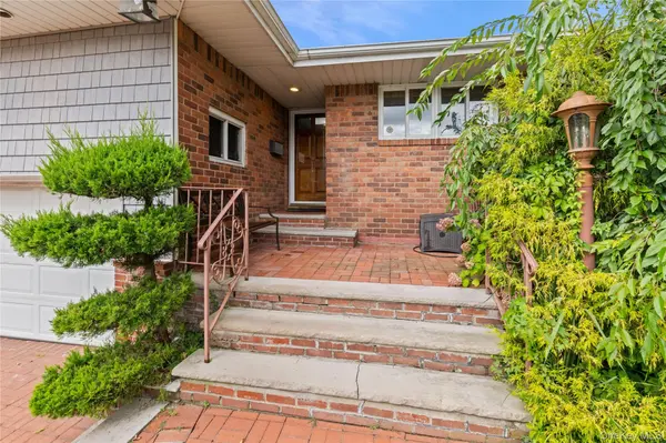 655 Diane PL, North Woodmere, NY 11581