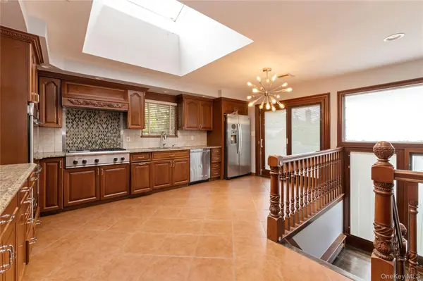 655 Diane PL, North Woodmere, NY 11581