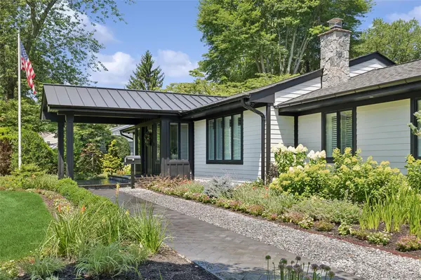 7 King Arthurs CT, Saint James, NY 11780