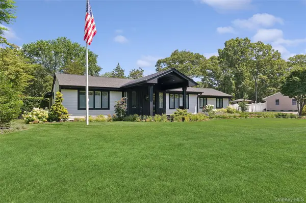 7 King Arthurs CT, Saint James, NY 11780