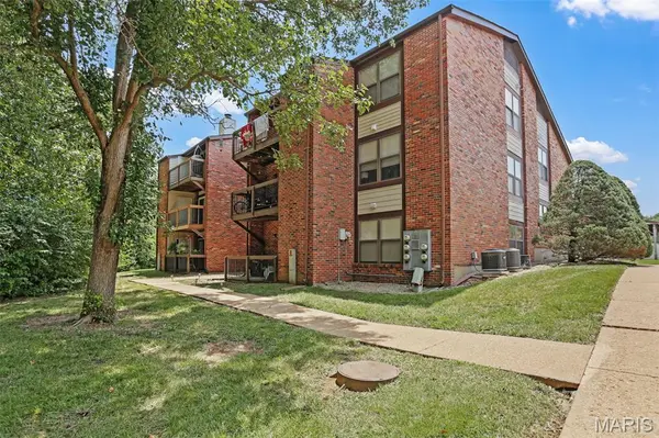 6824 Cottage Grove LN #F, St Louis, MO 63129