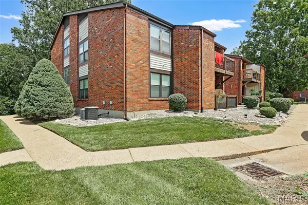6824 Cottage Grove LN #F, St Louis, MO 63129