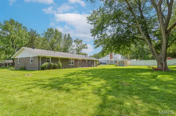 37 Hemlock DR, Belleville, IL 62221