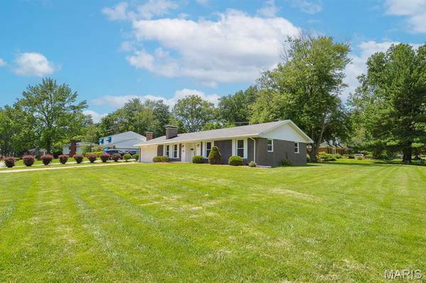 37 Hemlock DR, Belleville, IL 62221
