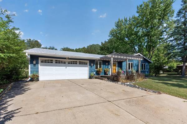 11901 River Hills CIR, Burnsville, MN 55337