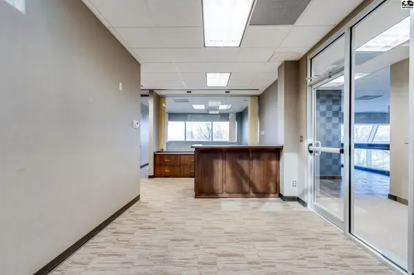 811 E 30 Ave, Hutchinson, KS 67502