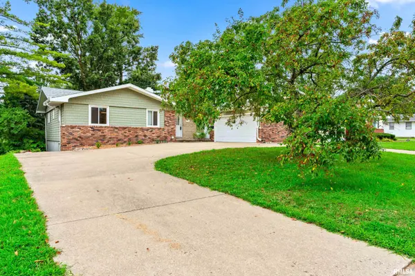 2114 W NEWMAN Pkwy, Peoria, IL 61604