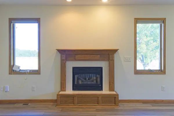 1220 and 1222 Lazy Creek Ct, Newton, KS 67114