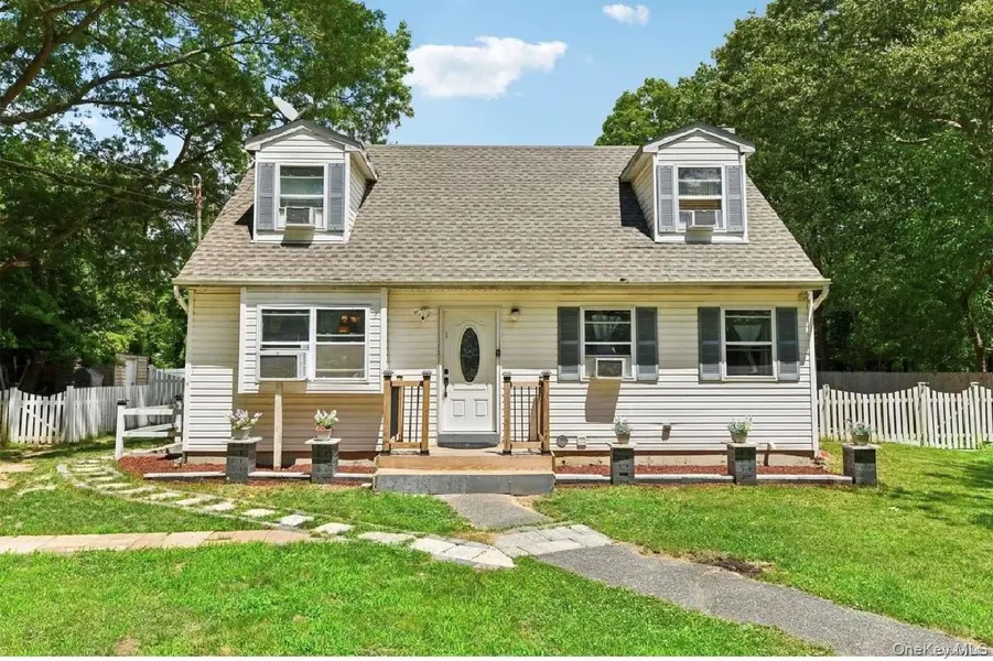 466 Auborn AVE, Shirley, NY 11967