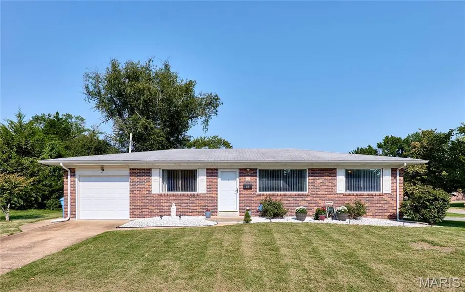 12 Longhenrich DR, Florissant, MO 63031