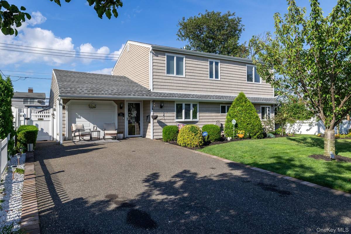 35 Magpie LN, Levittown, NY 11756