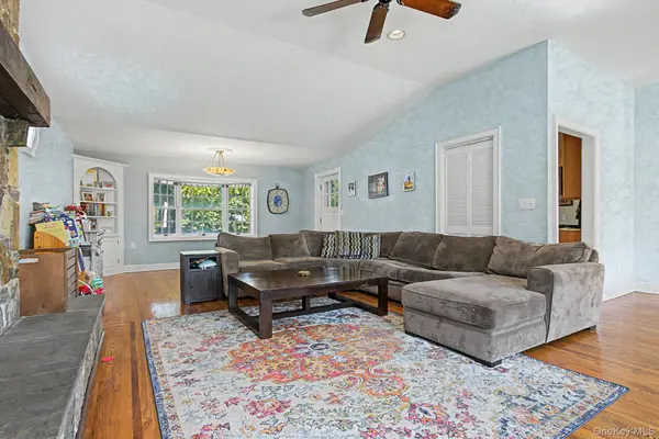 31 Cypress LN, Orangeburg, NY 10962