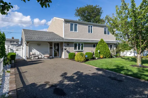 35 Magpie LN, Levittown, NY 11756