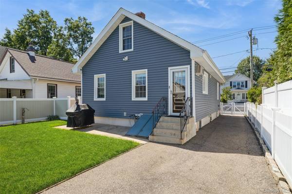99 Barwick ST, Floral Park, NY 11001