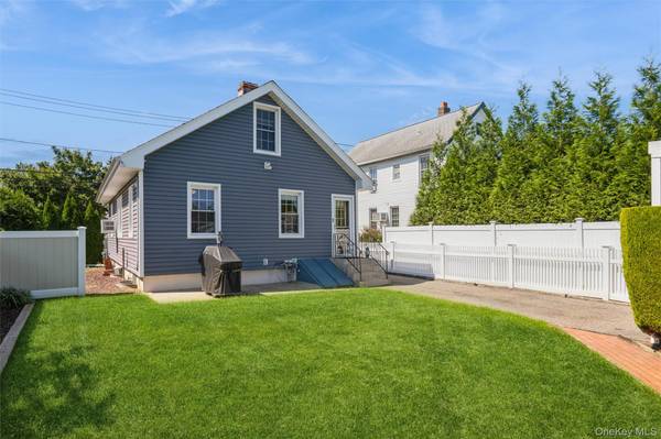 99 Barwick ST, Floral Park, NY 11001
