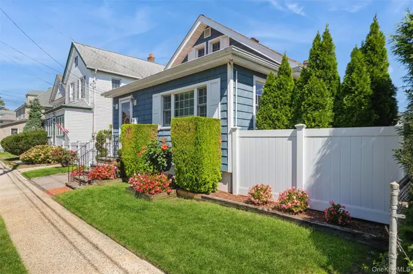 99 Barwick ST, Floral Park, NY 11001