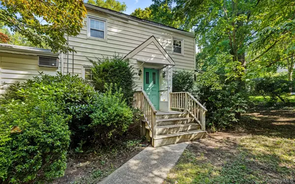 11 Woodycrest DR, Northport, NY 11768
